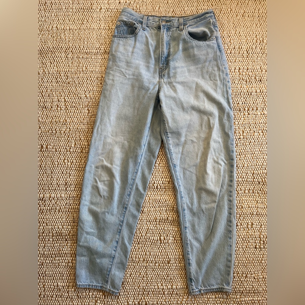 LEVI’S High Loose Taper Jeans in size 26